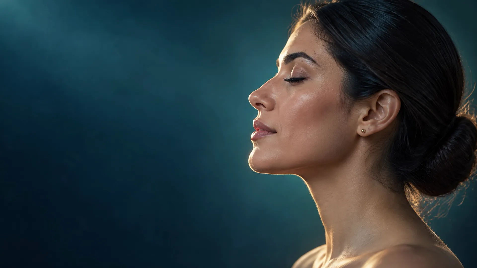 Inicio 1 Mujer de perfil respirando profundamente — imagen ilustrativa de cirugía nasal funcional y estética en Cancún